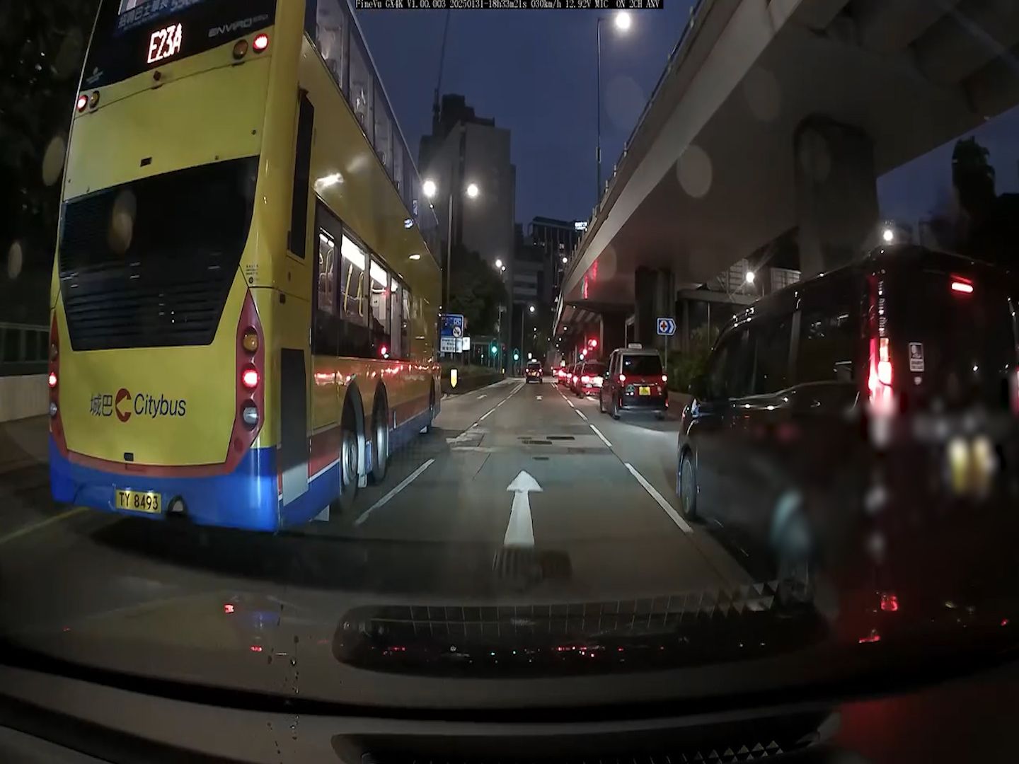 私家車新年勁陰功！加士居道天橋底先遇切線再碰U-turn