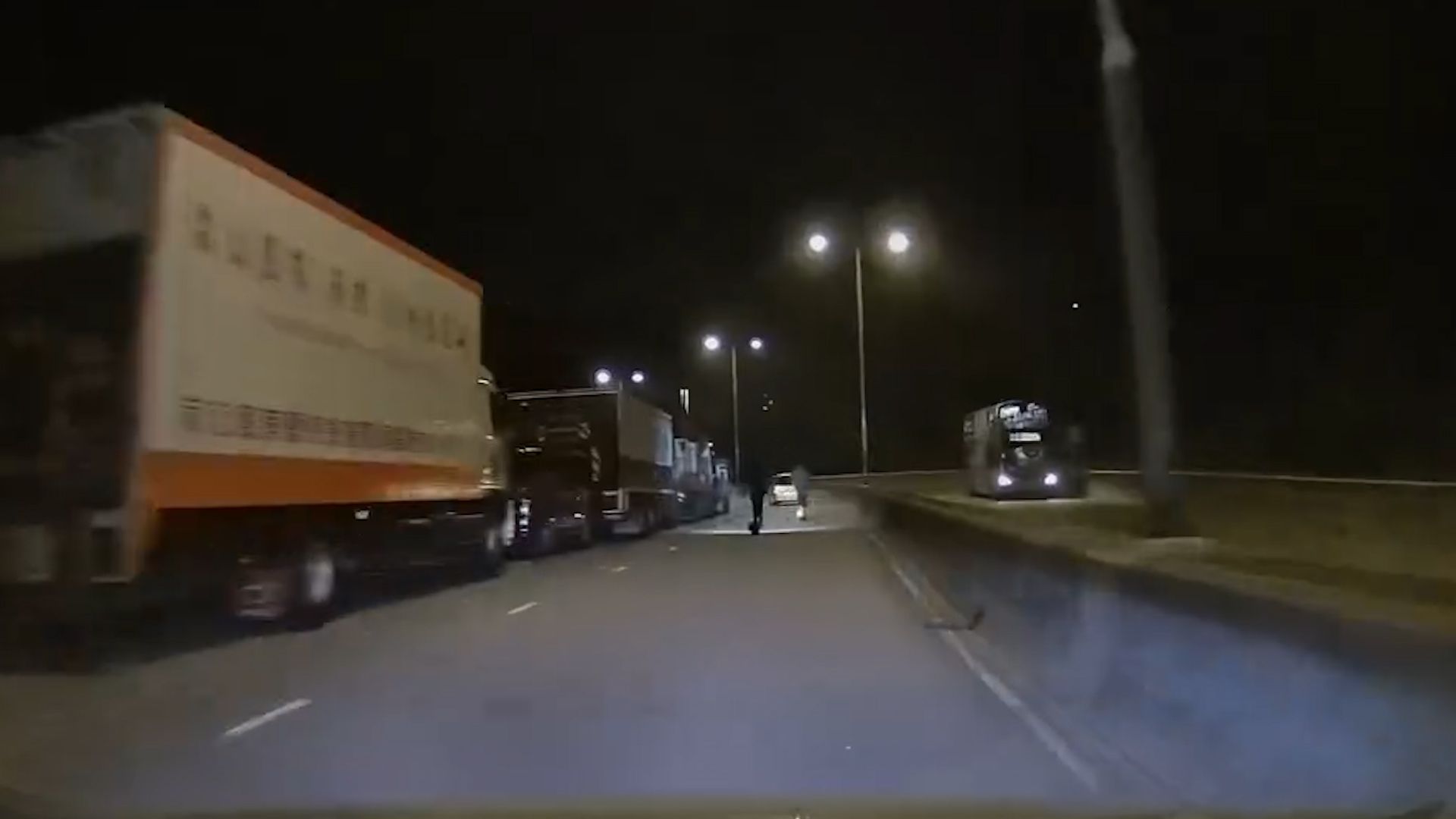 5人踩電動滑板車行馬路上飛鵝山