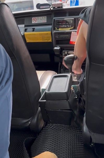 的士司機勁高難度「棟高腳」揸車兼不停吐痰