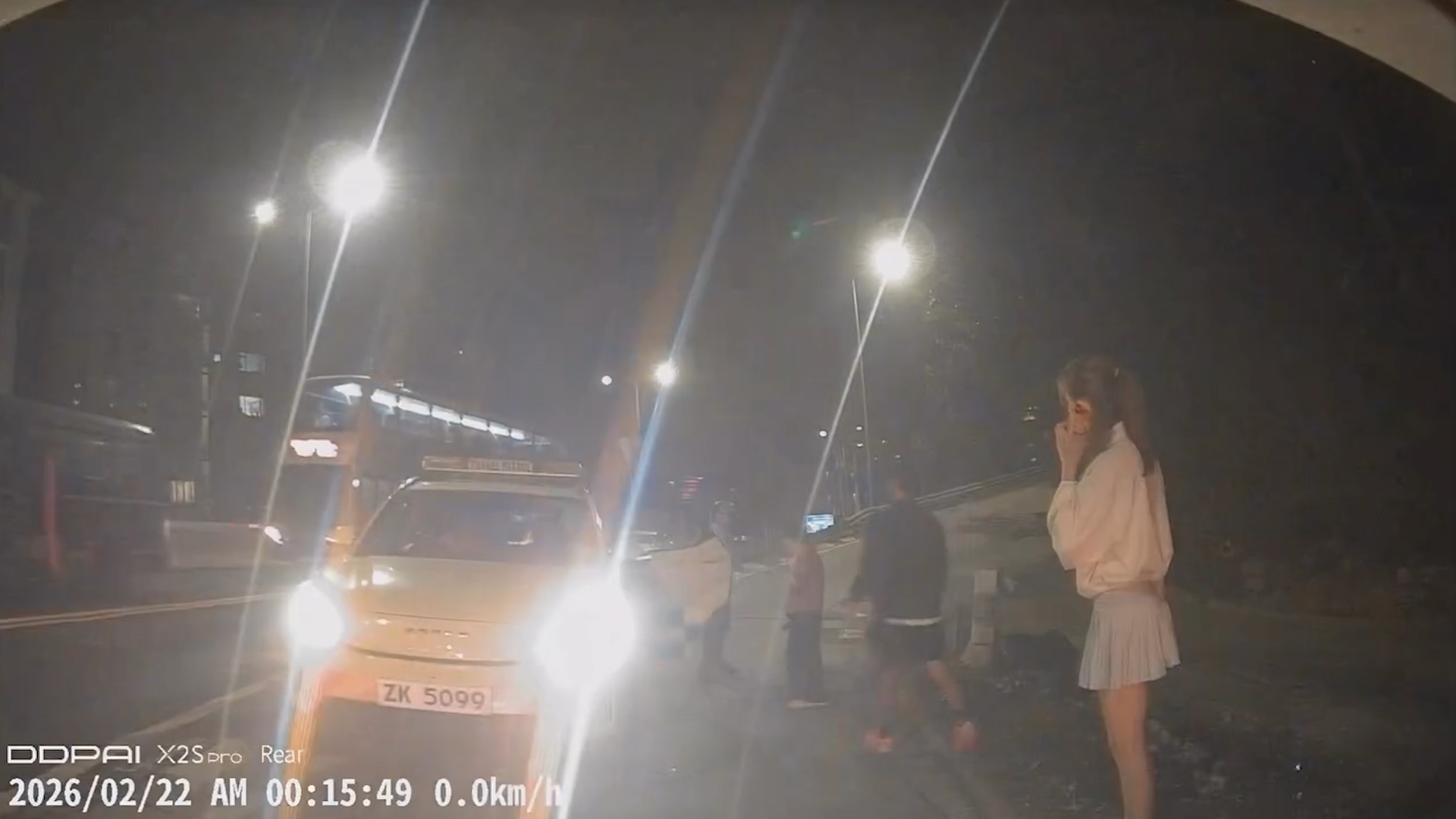 車Cam直擊｜獅子山隧道口遇「迷路婆婆」