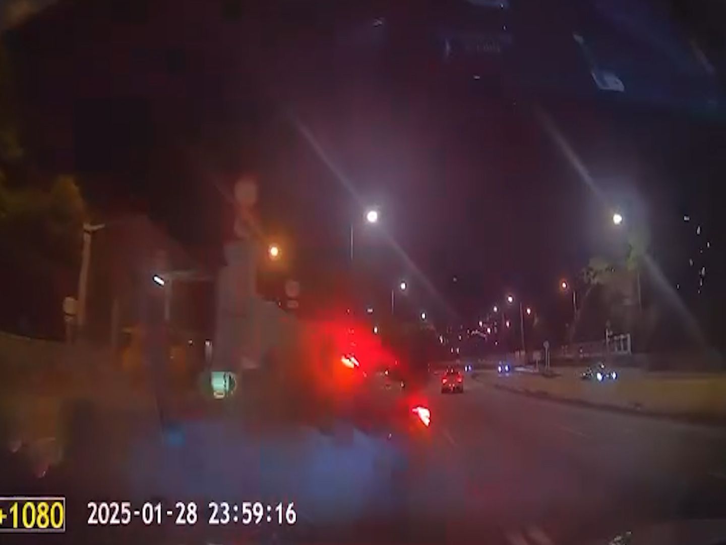 呈祥道私家車影線位切線失敗，鏟石壆再連打關斗四輪朝天