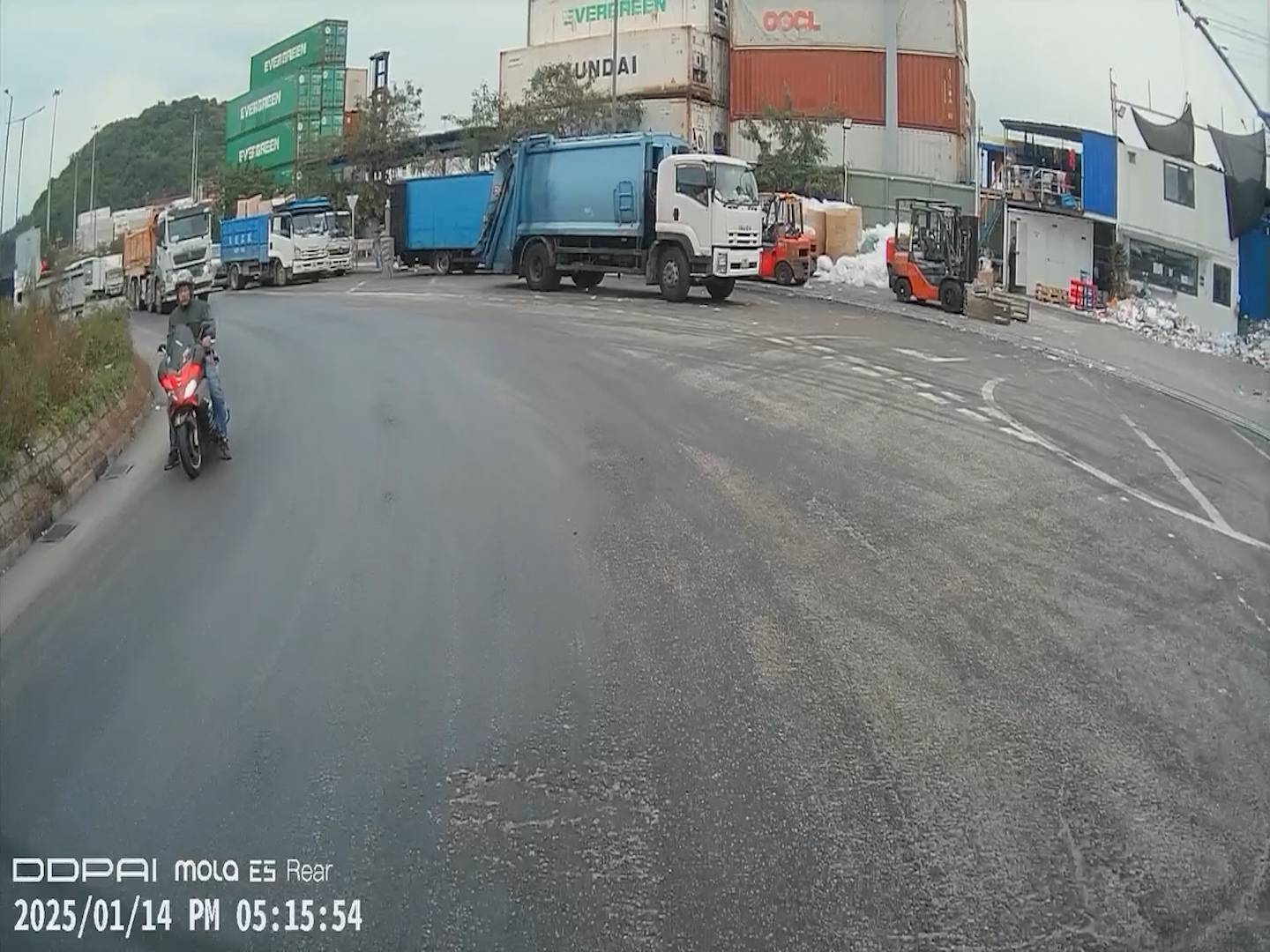 葵青鐵騎士路面跣親險被泥頭車輾過