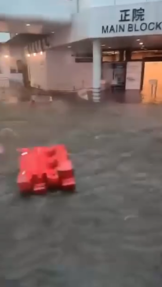 暴雨｜瑪麗醫院黑雨變「瑪麗海」　水馬都被沖走　救護車病人轉送律敦治