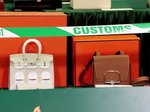 行動中香港海關合共偵破25宗案件，檢獲約6.7萬件冒牌物品，包括有手錶、手袋及運動用品等，市值約4400萬元。