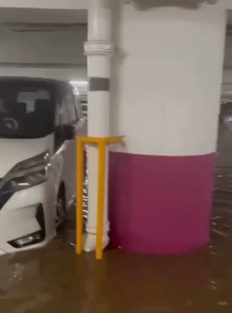 黑雨｜柴灣環翠停車場水深一度及膝　車主趕往救車　網民憂保險不受保