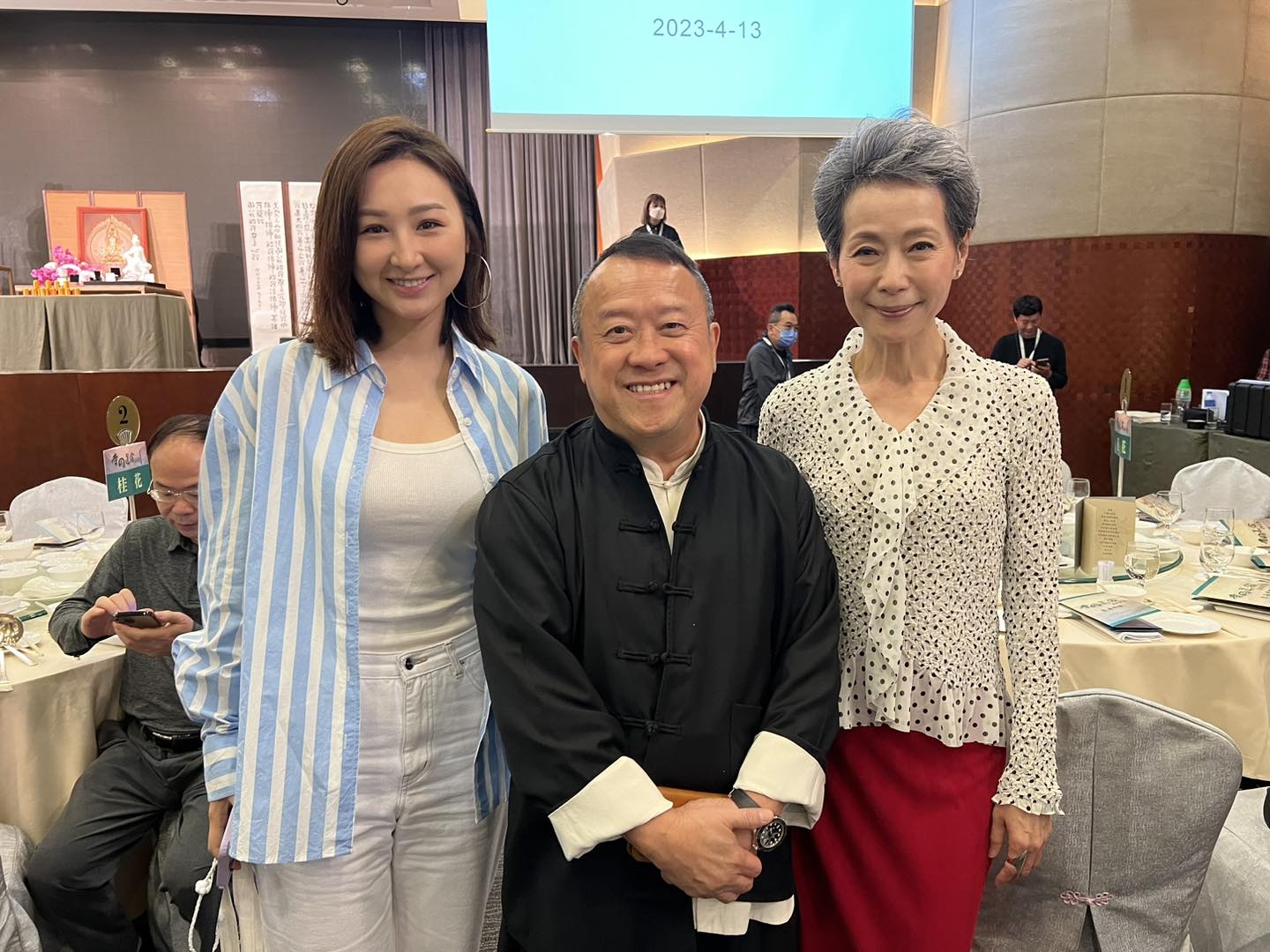 曾志偉呢日將寧波車所贈生日禮物「唐卡」親自拍賣。