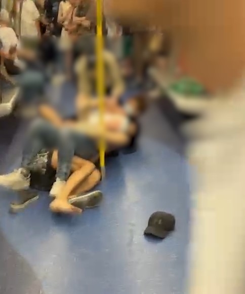 東張西望報料｜黑雨港鐵屯馬線爆MMA　3人混戰玩「碌地沙」　乘客爭相走避