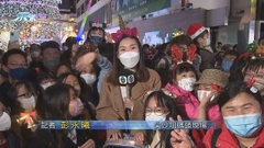 [現場]平安夜不少市民晚飯後到尖沙咀拍照 氣氛熱鬧