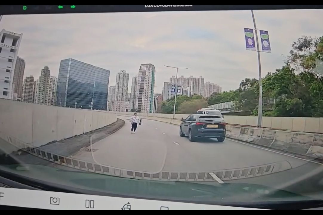 荃灣大河道天橋頂女子亂跑疑碰瓷，警察落車「成功追截」。