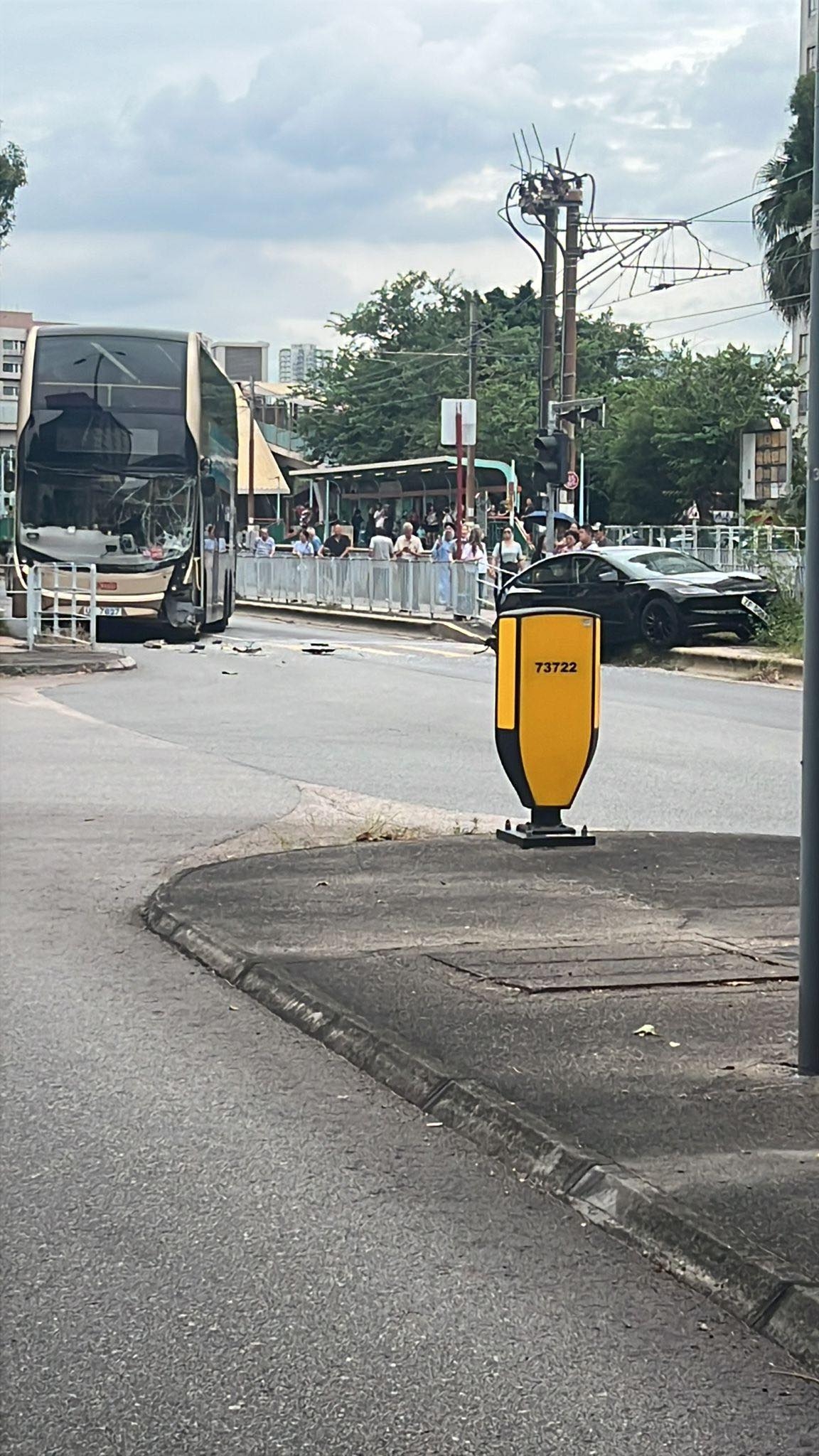 今日（9月19日）中午12時許，屯門鄉事會路兆麟站對開發生交通意外，一輛巴士與一輛Tesla私家車相撞，（Facebook圖片／車cam L（香港群組）／Bosco Chu）