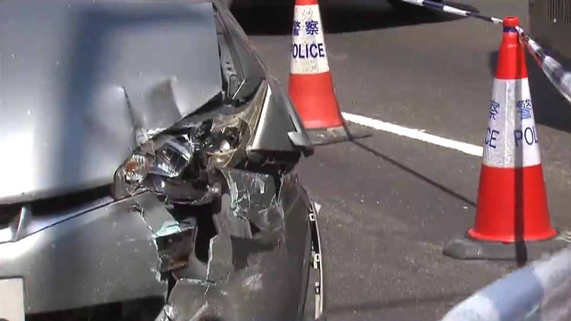 涉事私家車的車頭燈損毀，碎片散落在地上。（網上圖片）