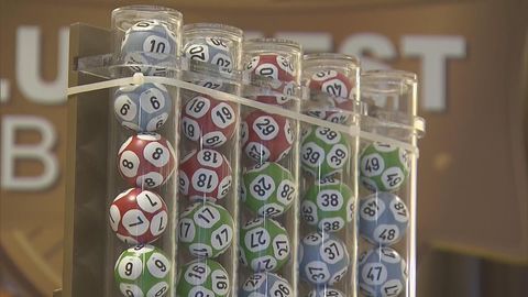 目前本港合法賭博有賽馬足球等