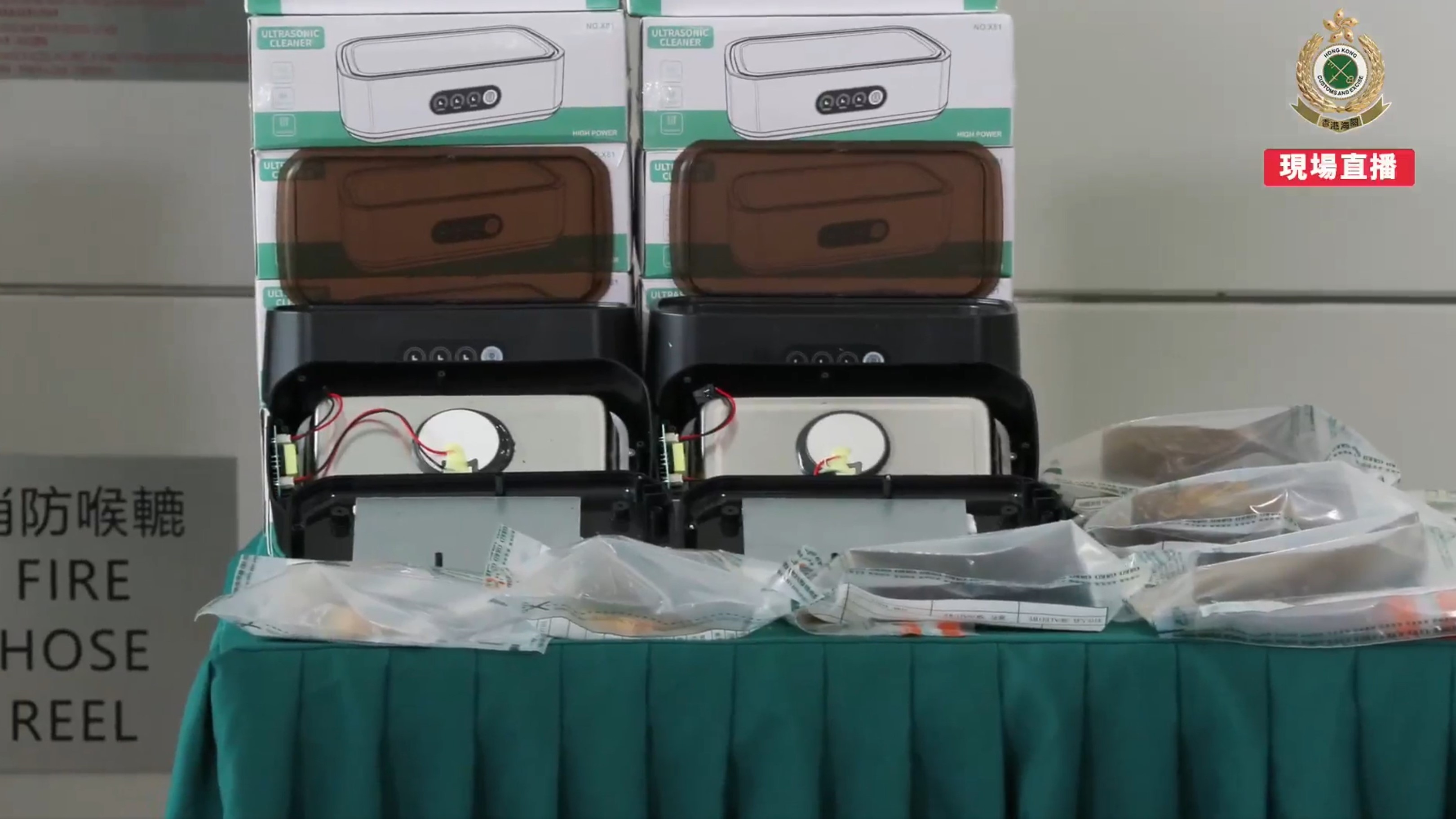 其中一票貨物報稱載有多功能清洗機，共有72個紙箱，重約兩公噸；另一票報稱載有紫外光清洗機貨物，有66個紙箱，重1.7公噸。（海關Facebook直播截圖）