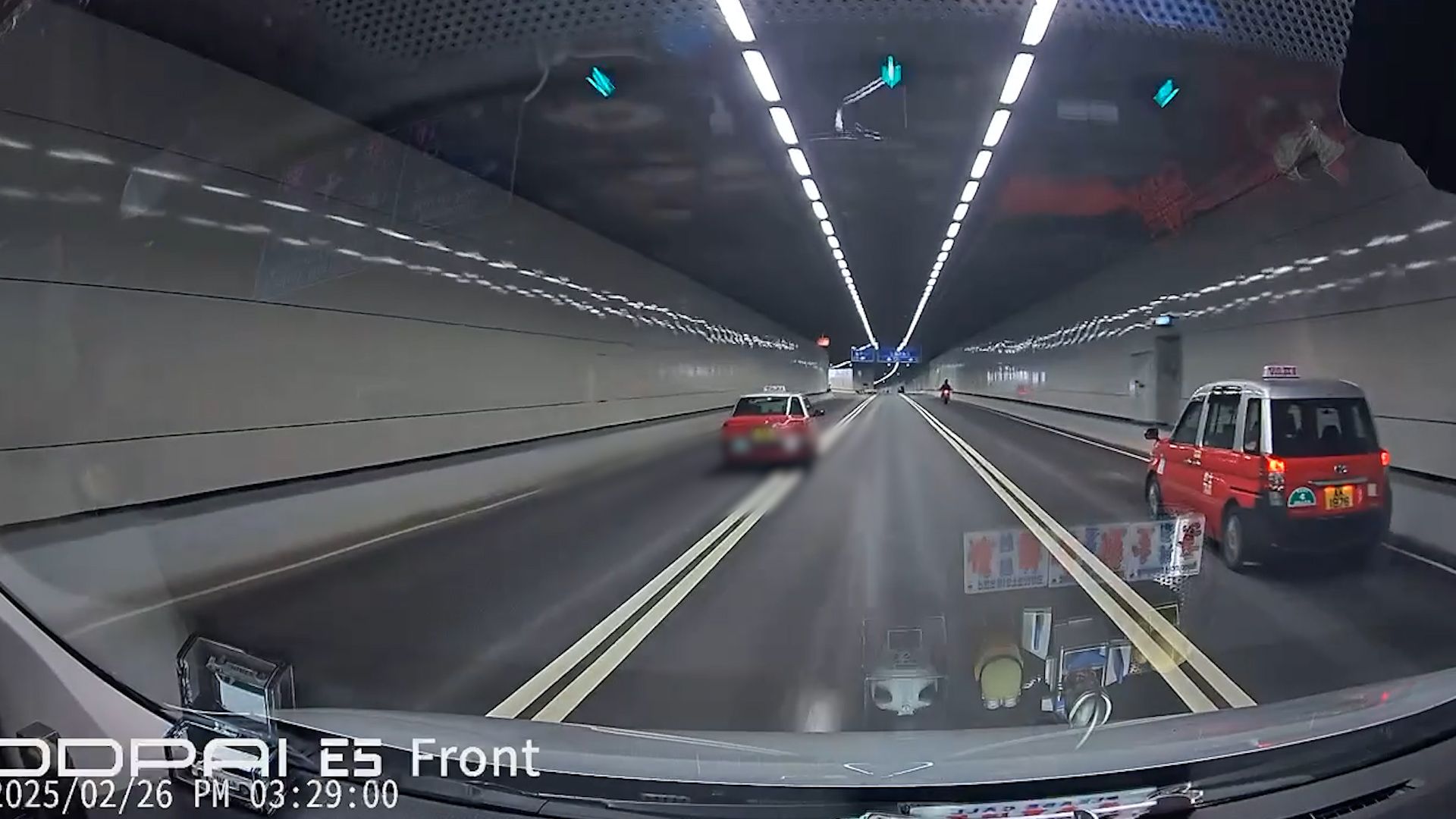 的士無法無天隧道內公然越雙白線。(影片截圖)