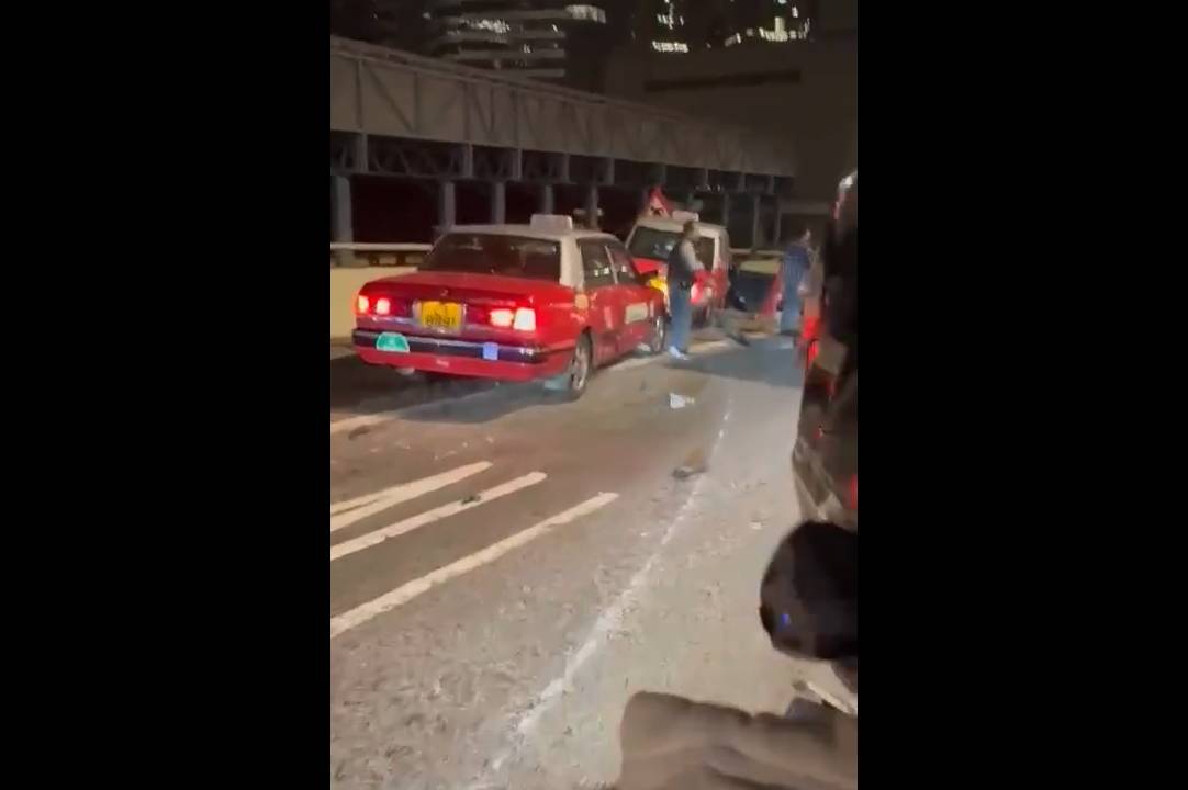 西九龍公路車禍疑的士切線撼私家車3人死。(影片截圖)