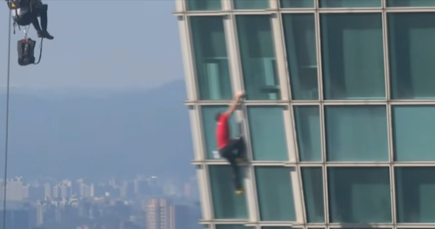 美國攀岩傳奇霍諾德（Alex Honnold）周日（1月25日）「徒手攀登」高達508米的台北101大樓，歷時1小時31分完成壯舉。（資料圖片）