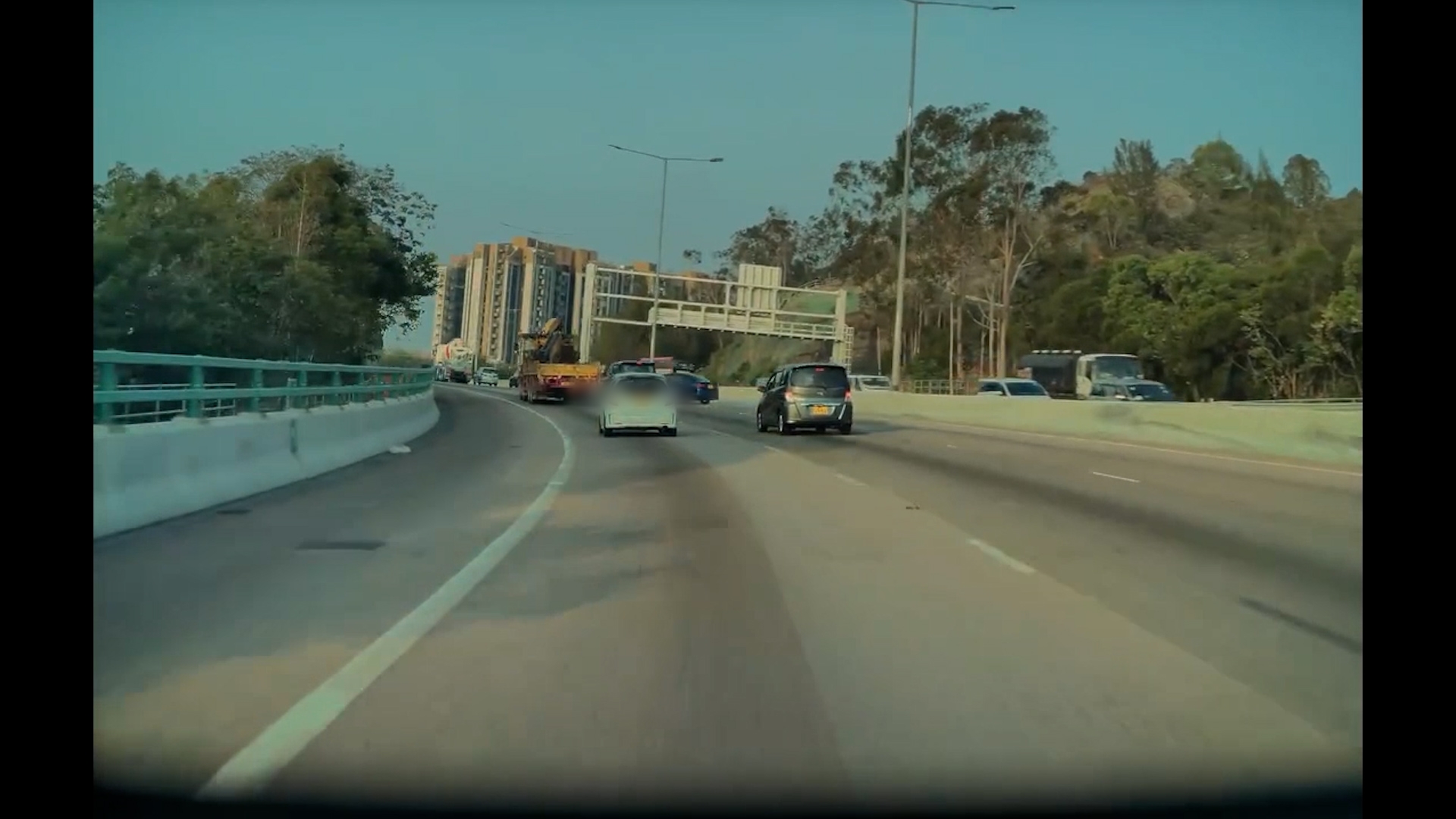 藍色私家車先撼沿中線行駛的中港澳門三地車牌七人車，最終連跨三條線撞向慢線吊臂車，揚起大量灰塵和白煙。（Facebook影片截圖／車cam L（香港群組）／Wai Him Wu）