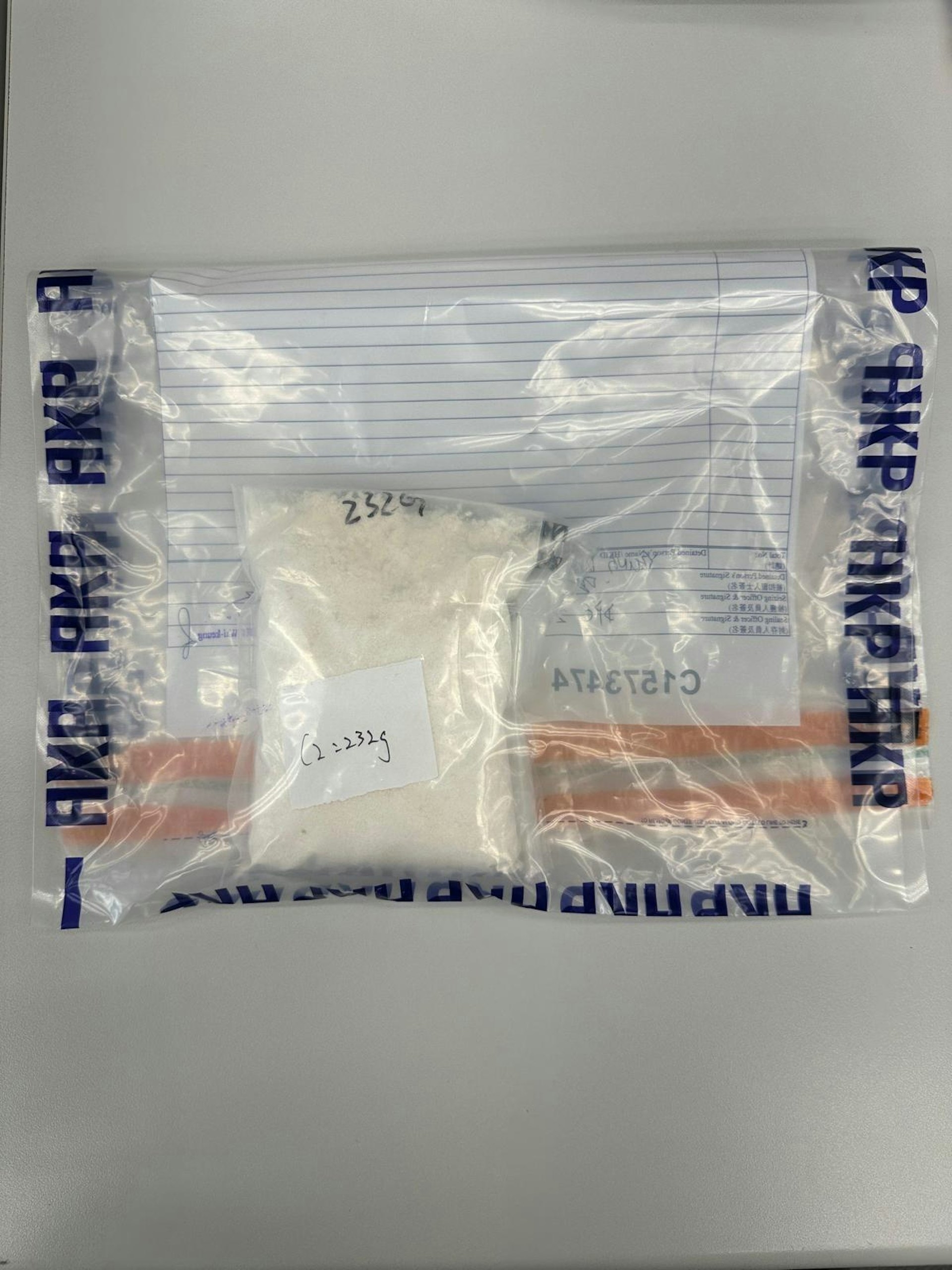 警方檢獲大麻花、依托咪酯粉、可卡因、果味甘油混合及一批毒品包裝工具。（警方圖片）