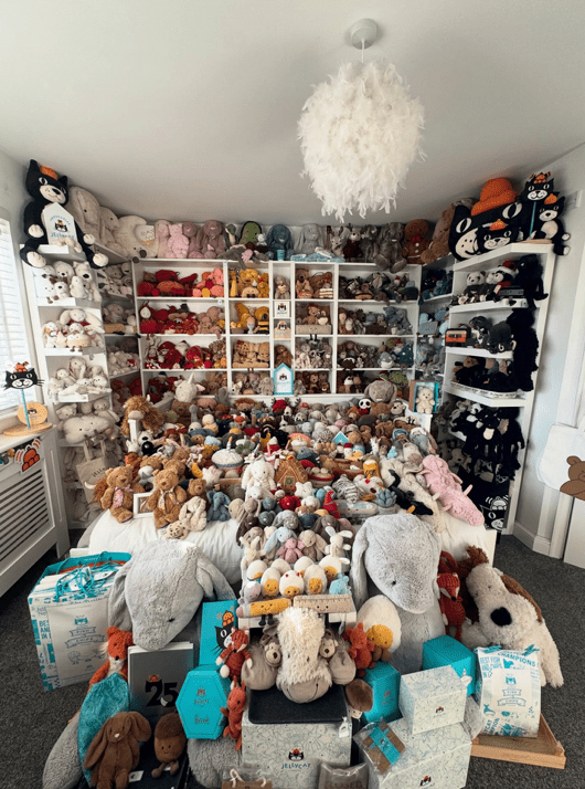 羅拔絲的臥室已徹底被Jellycat商品「攻陷」，變成了一座微型Jellycat博物館。（羅拔絲社交媒體圖片）