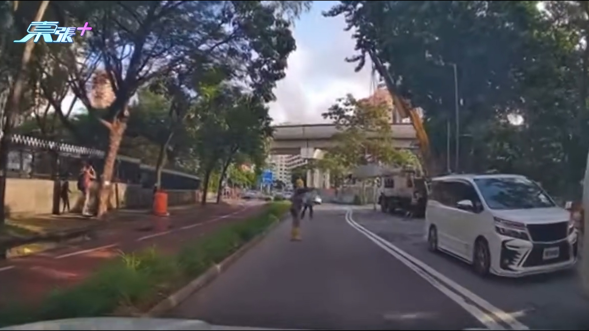 車Cam直擊｜元朗吊雞車路上吊物突反車翻側　險撞工人惹熱議