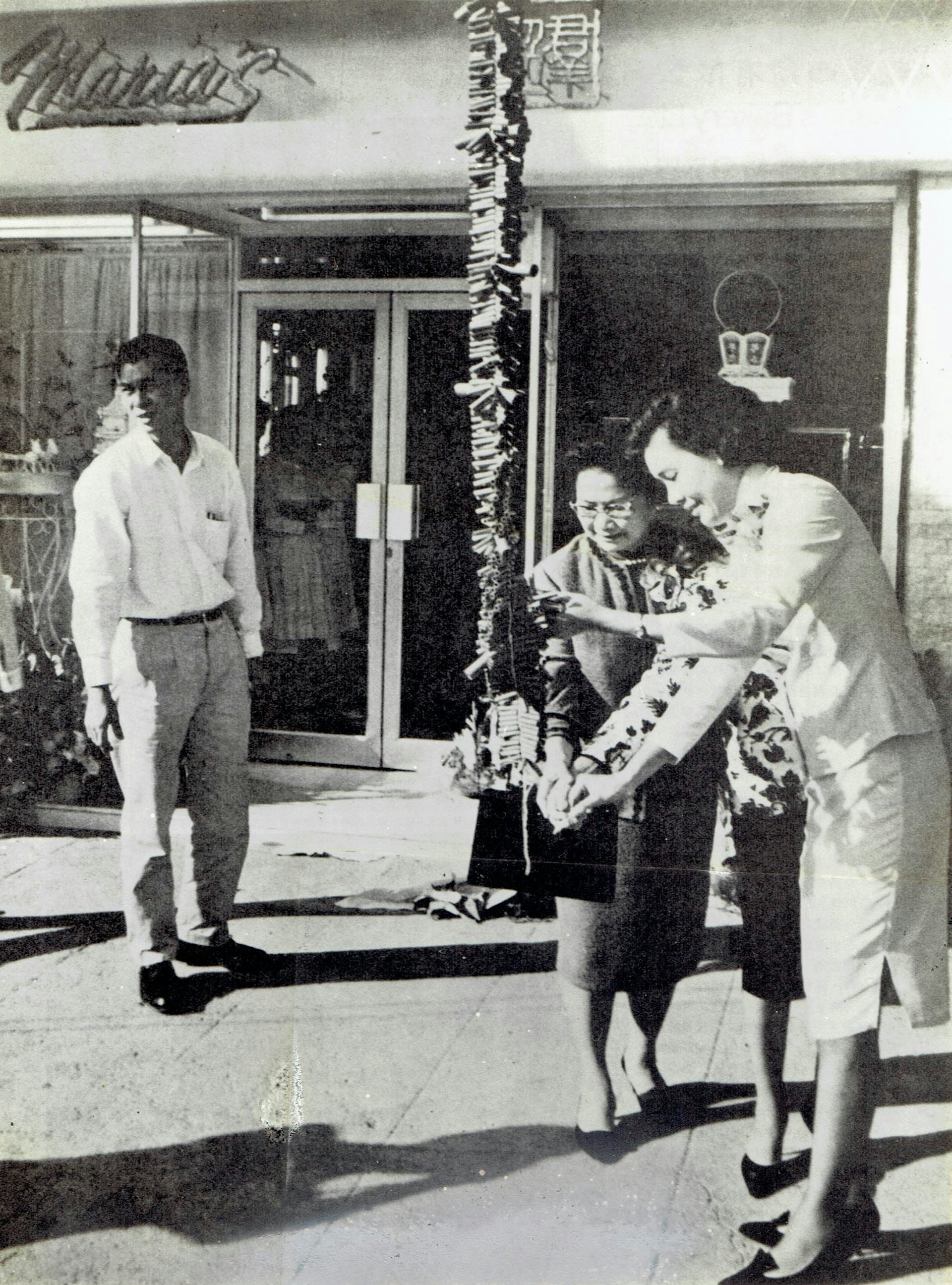 李曾超群於1960年代末創立超群西餅店，開業當天李曾超群燃燒炮竹，下了她「西餅王國」的第一步。（香港三聯）