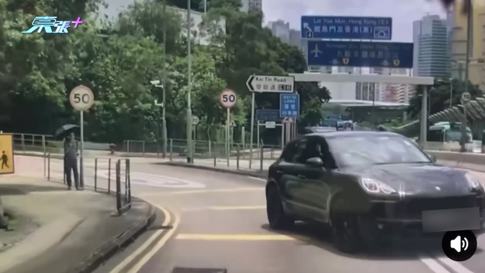 車Cam直擊｜將軍澳隧道出口驚現「神級逆線」　黑色私家車逆駛橫插主路 （FB＠Kitty Chau）