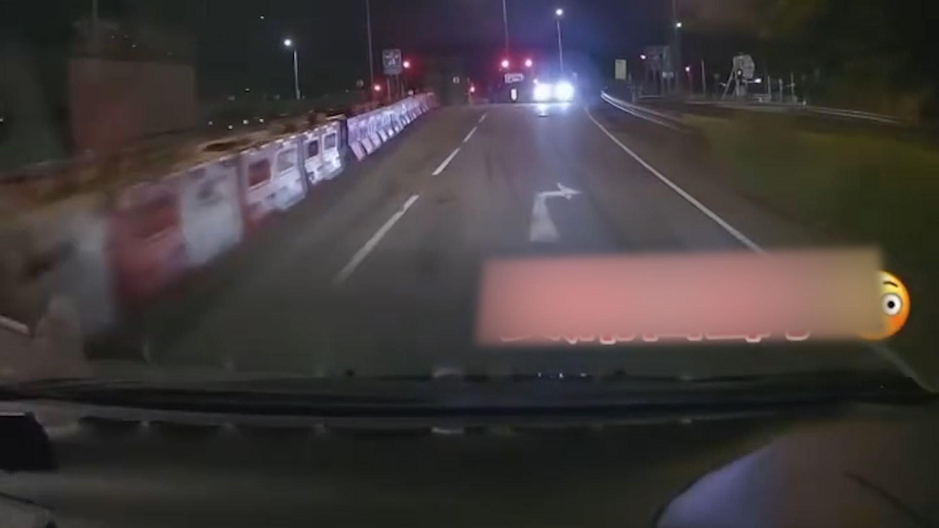 元朗深夜驚見馬路炸彈逆線行仲撞欄杆。(影片截圖)