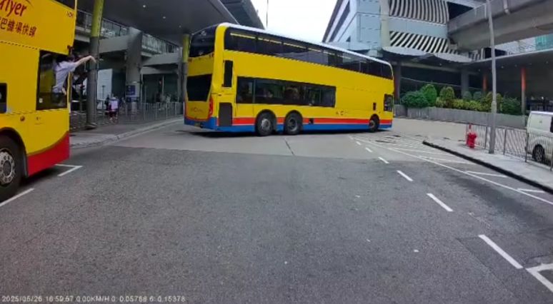車Cam直擊｜兩城巴機場碰撞車長伸手截停前車