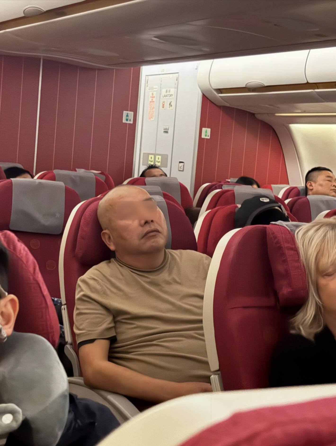 有網民在社交平台發帖文，指日前由香港飛往印尼峇里的航班上，發現有「機艙老鼠」。圖為疑似涉事「飛機老鼠」。(Threads@c.nkyyyyy)