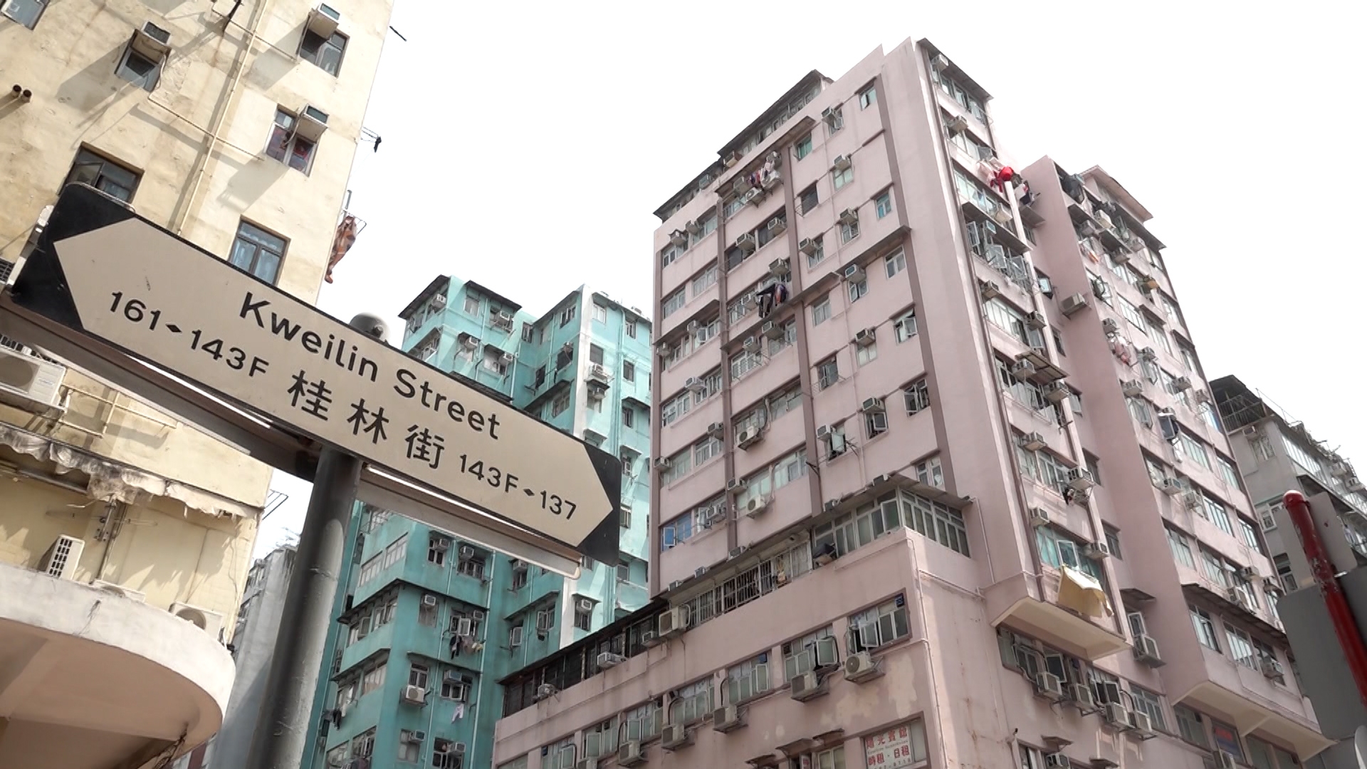 深水埗一幢私人大廈，住戶陳先生（化名）自今年3月起，不斷收到同一間大型電訊公司的來信