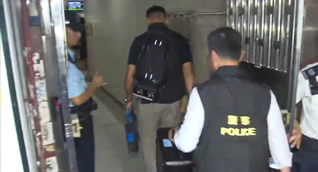 母子雙屍案｜中年婦疑鉸剪弒母焗死胞弟　警方列謀殺　深夜檢走證物