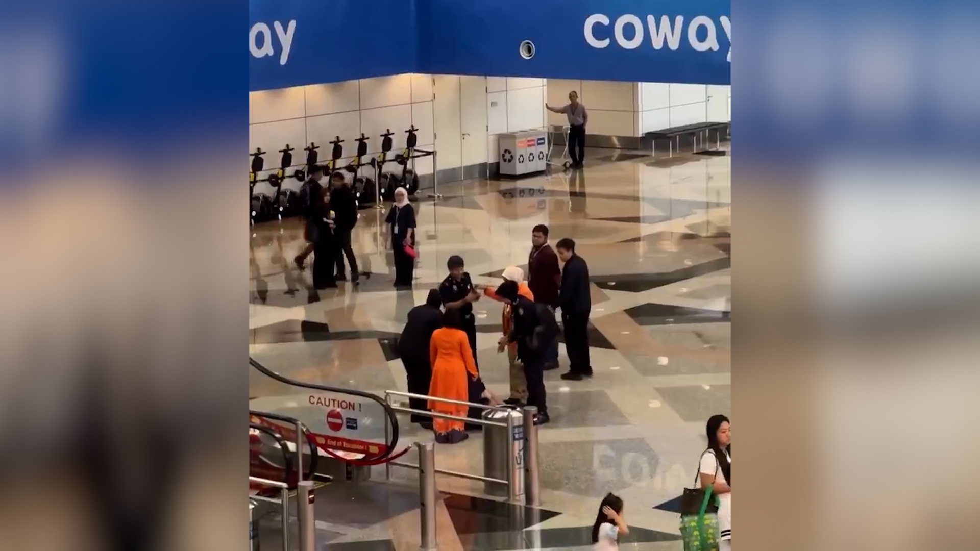 無錢買機票硬闖關？中國女遊客「霸王出境」失敗　機場地上耍賴被抬走 （X／Byron Wan）