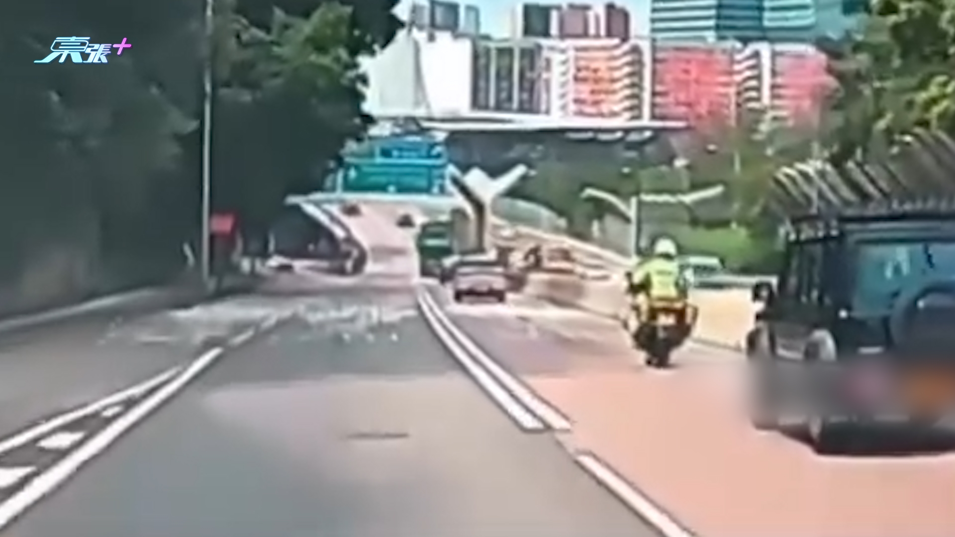 車Cam直擊｜吉普車硬Cut兩線仲閘警察　網民笑稱：自己申請畀阿Sir罰