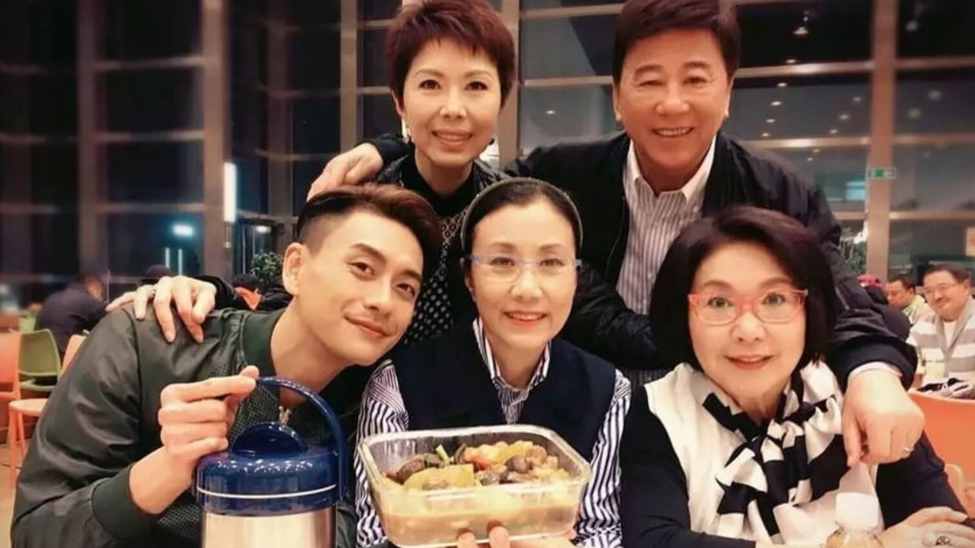 汪明荃同李司棋非常老友，二人亦好錫後輩黃宗澤(Bosco)。