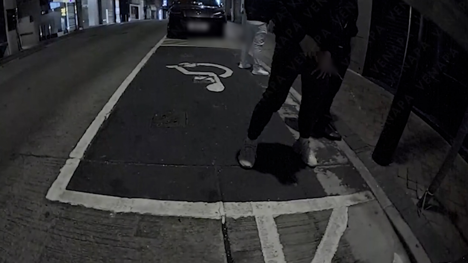 於1月6日凌晨約1時，三名男子在停泊於街道的一輛Tesla私家車旁小便，其後施施然登上停泊在附近的林寶堅尼離開。（Facebook影片截圖／車cam L（香港群組）／Vena Pa）