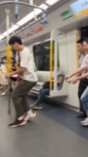 東鐵線內地客衝門爭位片網上瘋傳