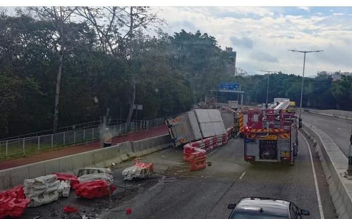 元朗朗天路5.5噸貨車翻側疑撞水馬