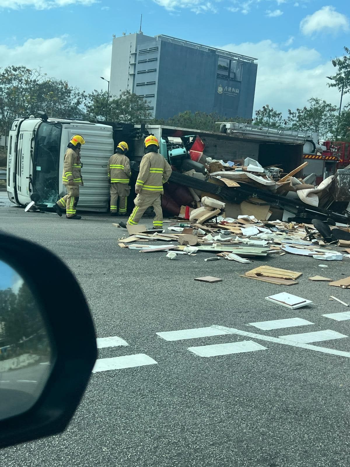 葵涌碼頭貨車失控翻側雜物散落一地