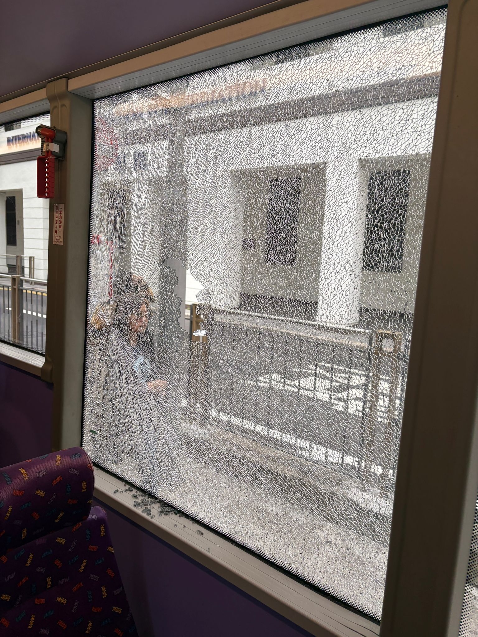 報料者指出，意外發生時情況危急，所幸司機表現冷靜，隨即採取慢駛策略，將巴士維持在安全受控狀態下，緩緩駛離高速公路，最終停靠在舊灣仔警署站。