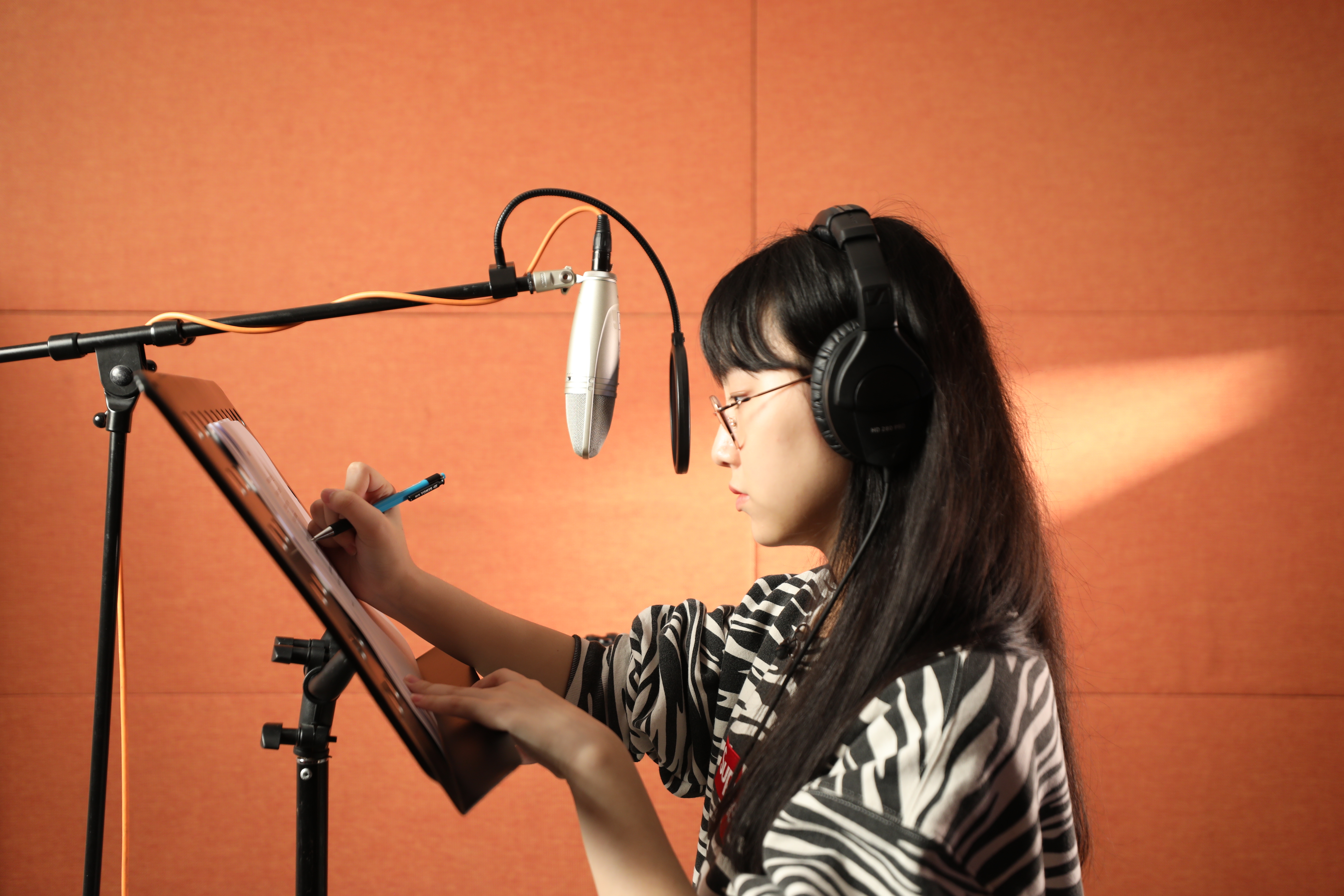 Gigi 素顏上陣。