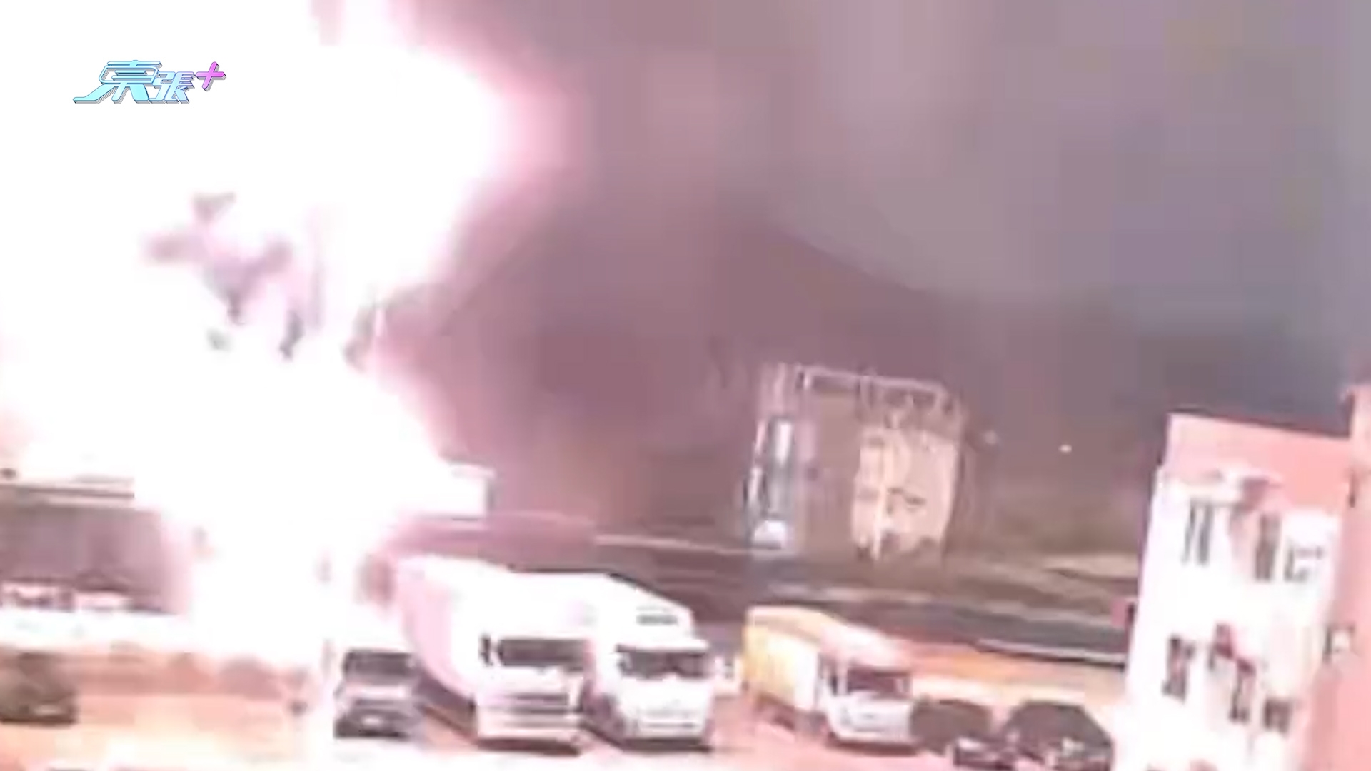 東張西望報料｜元朗山下村停車場非法搞「煙花大會」　村民：彈花晒啲車