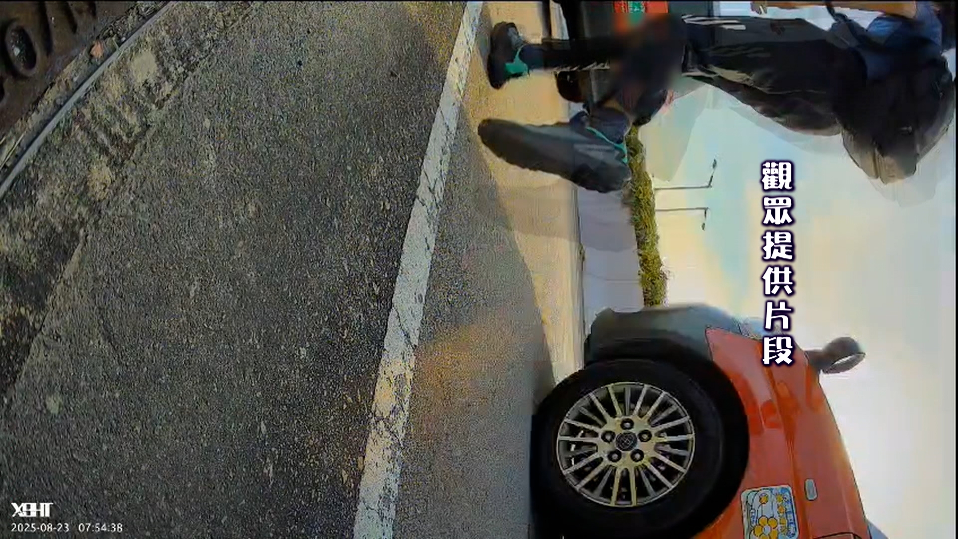 梁先生看到涉事乘客年約20歲，穿運動褲，背著灰色背囊。