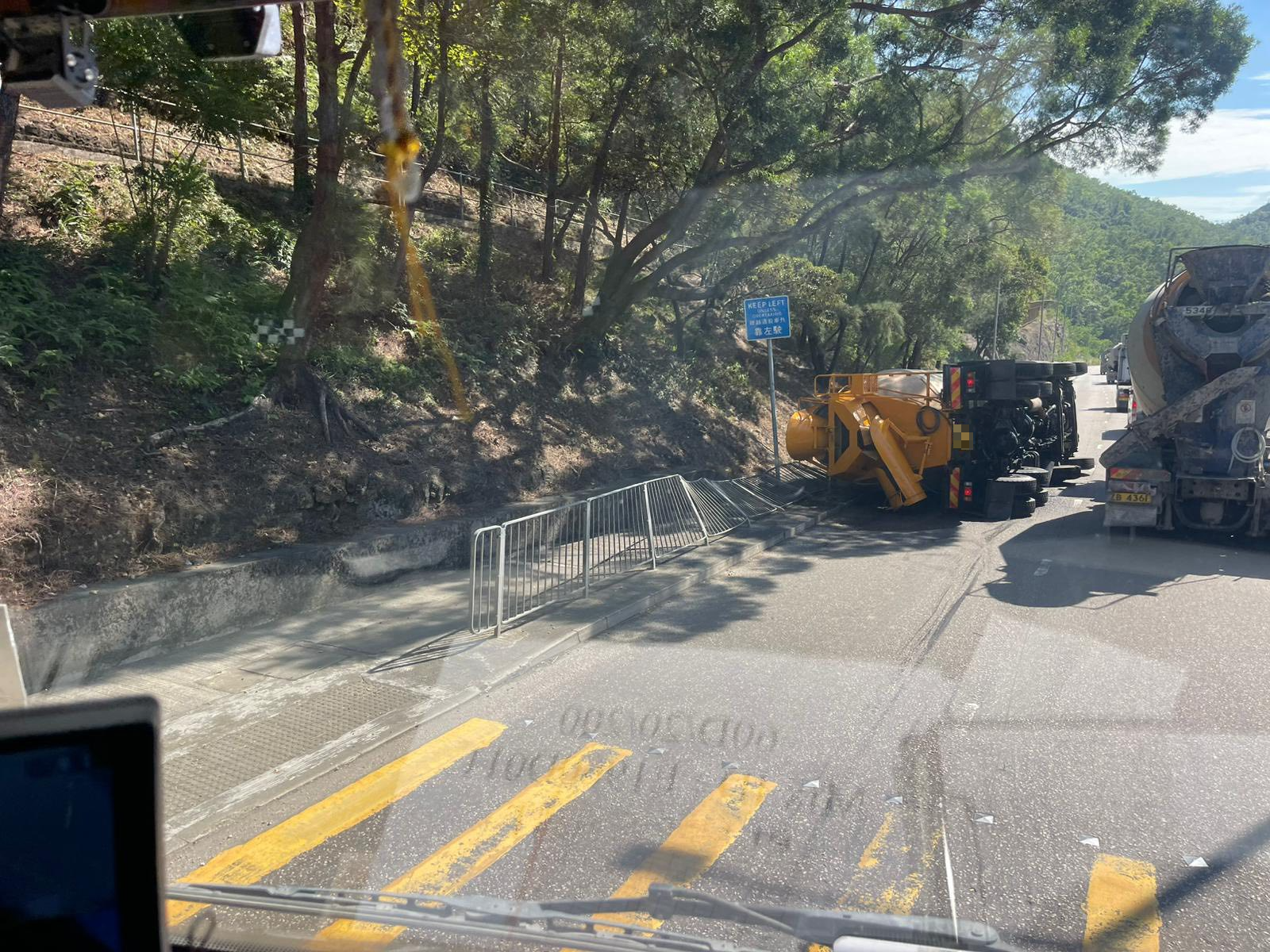 涉事田螺車在路邊翻側，車頭擋風玻璃碎裂，路邊欄杆遭撞毀，地上有漏油痕跡。（Facebook圖片／車cam L（香港群組）／Bosco Chu）
