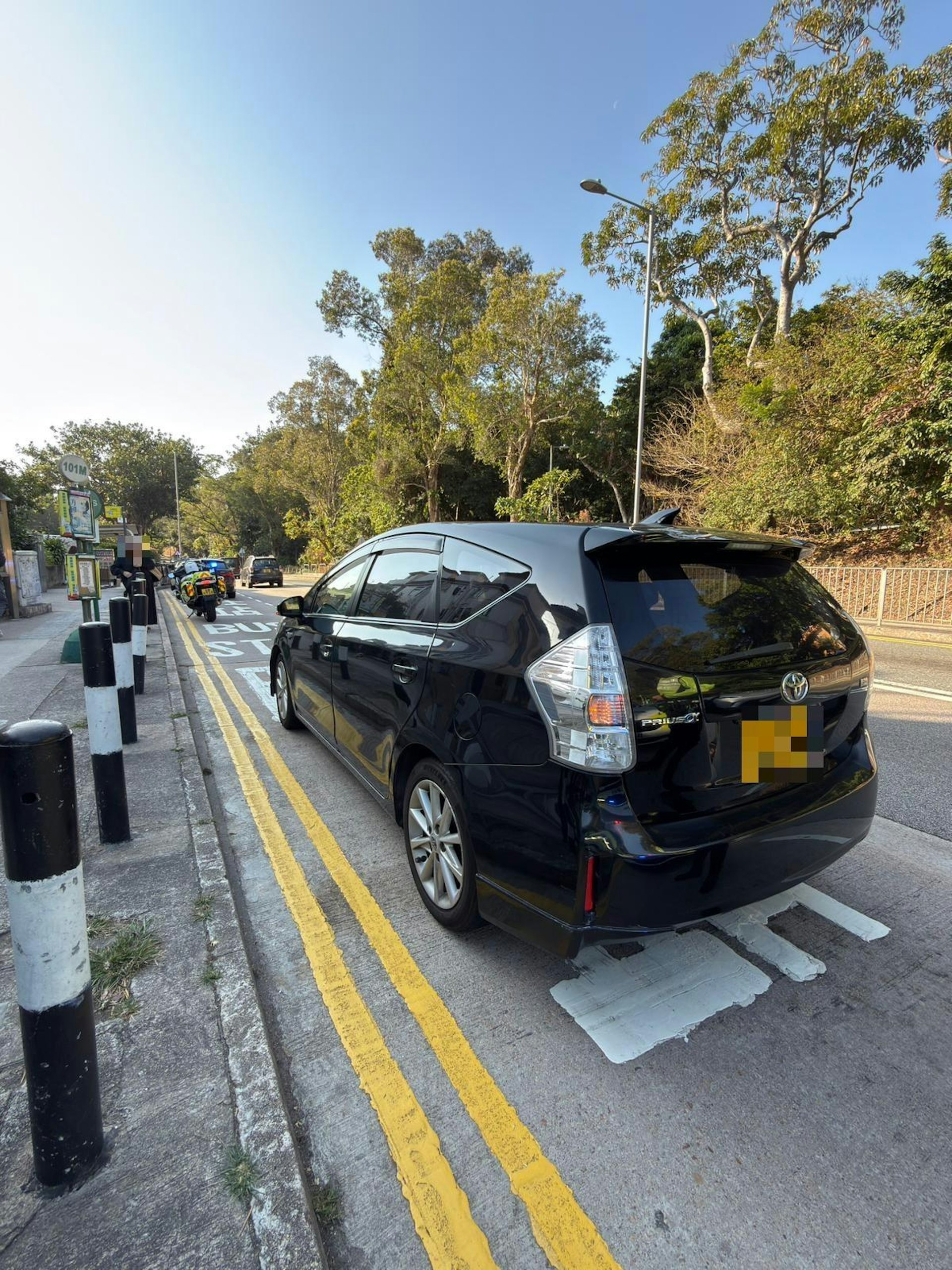 警方在清水灣道近大學道截查一輛可疑私家車。（警方圖片）