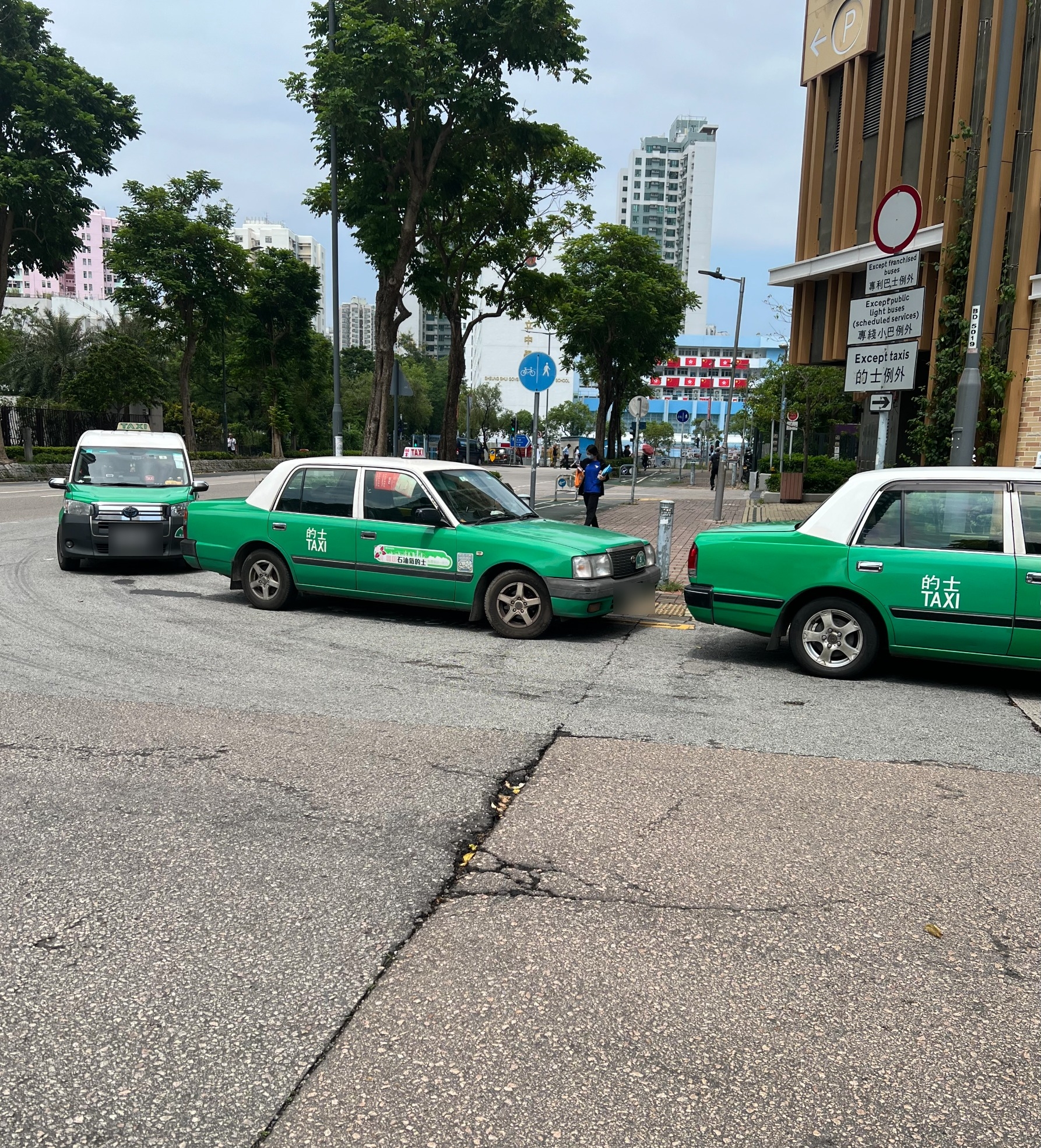 東張西望報料｜上水綠的雙黃線排隊候客阻輪椅通道　街坊報東張投訴 （觀眾馮先生報料）