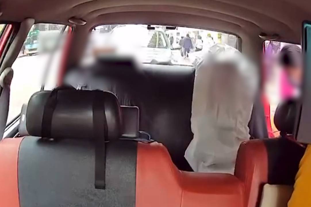 富婆出巡搭的士用「垃圾袋」墊位。(FB@高囂)