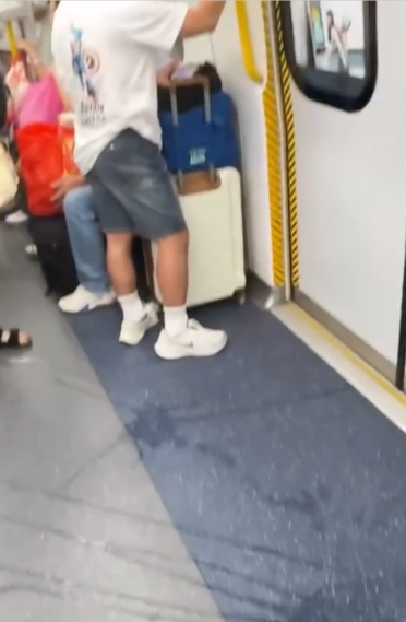 港鐵東鐵綫男子公然車廂內小便全被拍　滿地尿液周圍流動網民直呼嘔心