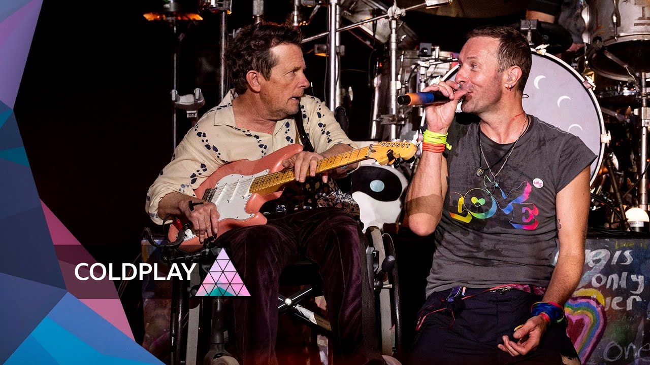VIDEO: Michael J. Fox acompaña a Coldplay en escenario del Festival  Glastonbury - iHeartRadio
