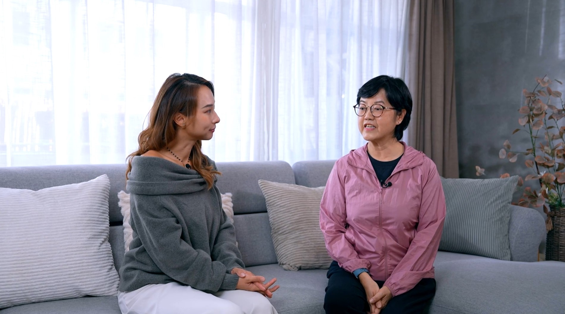 李太表示，自己服用了一個星期，膝頭已經不太痛，「明顯feel到筋骨有力咗，關節靈活暢順咗，上落樓梯都唔使再就住就住，而家我都會keep繼續住食，保養返筋骨同埋關節！」