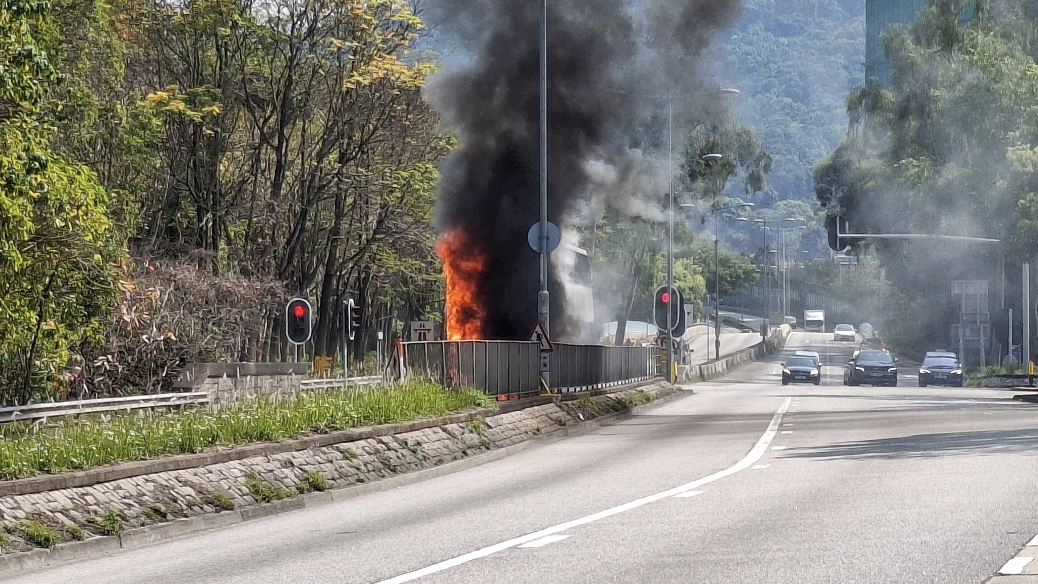 大埔港鐵巴士當街起火陷火海　濃煙直捲半空
